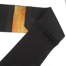 Load image into Gallery viewer, 名古屋帯 ポリエステル 黒色ｘオレンジ色ｘ金色 金糸 風景文様 お太鼓柄 仕立て上がり 着物帯 長さ335cm