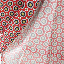 画像をギャラリービューアに読み込む, ウール着物 アンサンブル 着物と羽織2点セット 単衣 赤色ｘ黄色ｘ黒色 亀甲に小花模様 バチ衿 カジュアルきもの 普段着物 仕立て上がり 身丈148cm