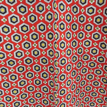 画像をギャラリービューアに読み込む, ウール着物 アンサンブル 着物と羽織2点セット 単衣 赤色ｘ黄色ｘ黒色 亀甲に小花模様 バチ衿 カジュアルきもの 普段着物 仕立て上がり 身丈148cm