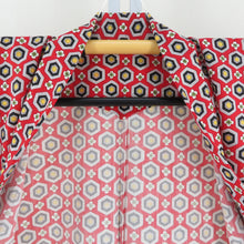 画像をギャラリービューアに読み込む, ウール着物 アンサンブル 着物と羽織2点セット 単衣 赤色ｘ黄色ｘ黒色 亀甲に小花模様 バチ衿 カジュアルきもの 普段着物 仕立て上がり 身丈148cm