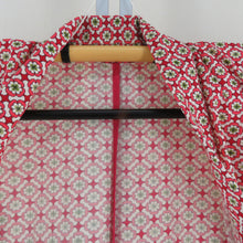 画像をギャラリービューアに読み込む, ウール着物 アンサンブル 着物と羽織2点セット 単衣 赤色ｘ白色x黄緑 小花模様 バチ衿 カジュアルきもの 普段着物 仕立て上がり 身丈156cm