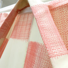 画像をギャラリービューアに読み込む, ウール着物 単衣 オフホワイト×赤 格子市松柄 バチ衿 カジュアルきもの 普段着物 仕立て上がり ウールきもの 身丈156.2cm