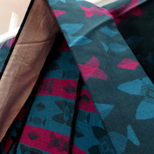 画像をギャラリービューアに読み込む, ウール着物 単衣 紺×青ピンク 幾何学調柄 バチ衿 カジュアルきもの 普段着物 仕立て上がり ウールきもの 和洋ミックス 身丈154.7cm