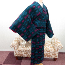 画像をギャラリービューアに読み込む, ウール着物 単衣 紺×青ピンク 幾何学調柄 バチ衿 カジュアルきもの 普段着物 仕立て上がり ウールきもの 和洋ミックス 身丈154.7cm