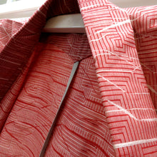 画像をギャラリービューアに読み込む, ウール着物 単衣 赤×白 幾何学柄 バチ衿 カジュアルきもの 普段着物 仕立て上がり ウールきもの 和洋ミックス 身丈154.3cm