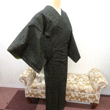 画像をギャラリービューアに読み込む, 紬 着物 袷 緑黒ミックス×黄緑茶 エ霞 花 菱柄 バチ衿 正絹 カジュアル 仕立て上がり着物 紬きもの 和洋ミックス 身丈151.6cm