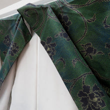 画像をギャラリービューアに読み込む, 紬 着物 袷 グリーン系×ブラック 唐花 広衿 正絹 仕付け糸付き カジュアル 仕立て上がり着物 紬きもの 和洋ミックス 身丈159.5cm