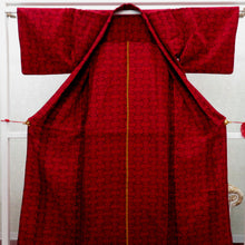 画像をギャラリービューアに読み込む, ウール着物 単衣 赤×黒 幾何学柄 バチ衿 カジュアルきもの 普段着物 ウールきもの 仕立て上がり 和洋ミックス 身丈151.3cm
