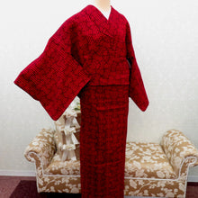 画像をギャラリービューアに読み込む, ウール着物 単衣 赤×黒 幾何学柄 バチ衿 カジュアルきもの 普段着物 ウールきもの 仕立て上がり 和洋ミックス 身丈151.3cm