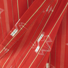 画像をギャラリービューアに読み込む, ウール着物 アンサンブル 着物と羽織2点セット 単衣 赤色ｘ黄色 縞に絣と燕模様 バチ衿 小さいサイズ カジュアルきもの 普段着物 仕立て上がり 身丈145cm