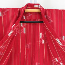 画像をギャラリービューアに読み込む, ウール着物 アンサンブル 着物と羽織2点セット 単衣 赤色ｘ黄色 縞に絣と燕模様 バチ衿 小さいサイズ カジュアルきもの 普段着物 仕立て上がり 身丈145cm