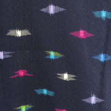 画像をギャラリービューアに読み込む, ウール着物 単衣 紺色ｘピンク色ｘ多色 幾何学模様 バチ衿 カジュアルきもの 普段着物 仕立て上がり 身丈151cm