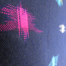 画像をギャラリービューアに読み込む, ウール着物 単衣 紺色ｘピンク色ｘ多色 幾何学模様 バチ衿 カジュアルきもの 普段着物 仕立て上がり 身丈151cm