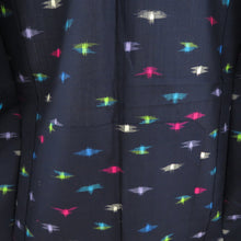画像をギャラリービューアに読み込む, ウール着物 単衣 紺色ｘピンク色ｘ多色 幾何学模様 バチ衿 カジュアルきもの 普段着物 仕立て上がり 身丈151cm