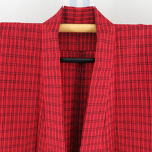 画像をギャラリービューアに読み込む, ウール着物 アンサンブル 着物と羽織2点セット 単衣 赤色x黒色 格子模様 バチ衿 カジュアルきもの 普段着物 仕立て上がり 身丈154cm