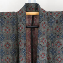 画像をギャラリービューアに読み込む, ウール着物 アンサンブル 着物と羽織2点セット 単衣 黒色ｘ灰色ｘ紺色ｘオレンジ色 幾何学模様 バチ衿 カジュアルきもの 普段着物 仕立て上がり 身丈160cm