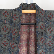 画像をギャラリービューアに読み込む, ウール着物 アンサンブル 着物と羽織2点セット 単衣 黒色ｘ灰色ｘ紺色ｘオレンジ色 幾何学模様 バチ衿 カジュアルきもの 普段着物 仕立て上がり 身丈160cm
