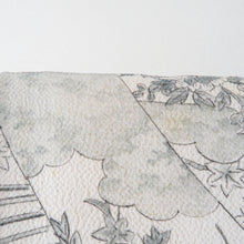 Load image into Gallery viewer, 小紋 袷 灰色ｘ白色ｘ多色 雲取りに風景模様 正絹 広衿 仕立て上がり着物 身丈152cm