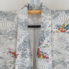 Load image into Gallery viewer, 小紋 袷 灰色ｘ白色ｘ多色 雲取りに風景模様 正絹 広衿 仕立て上がり着物 身丈152cm