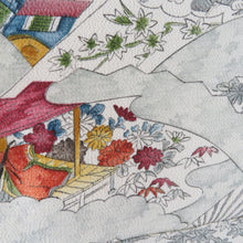 Load image into Gallery viewer, 小紋 袷 灰色ｘ白色ｘ多色 雲取りに風景模様 正絹 広衿 仕立て上がり着物 身丈152cm