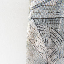 Load image into Gallery viewer, 小紋 袷 灰色ｘ白色ｘ多色 雲取りに風景模様 正絹 広衿 仕立て上がり着物 身丈152cm