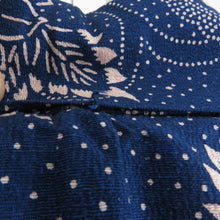 Load image into Gallery viewer, ウール着物 単衣 紺色ｘ赤色ｘ白色 花模様 バチ衿 カジュアルきもの 普段着物 仕立て上がり 身丈166cm