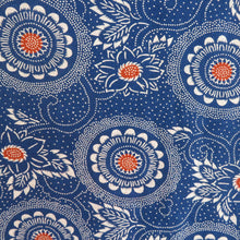 Load image into Gallery viewer, ウール着物 単衣 紺色ｘ赤色ｘ白色 花模様 バチ衿 カジュアルきもの 普段着物 仕立て上がり 身丈166cm