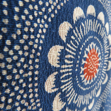 Load image into Gallery viewer, ウール着物 単衣 紺色ｘ赤色ｘ白色 花模様 バチ衿 カジュアルきもの 普段着物 仕立て上がり 身丈166cm