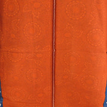 Load image into Gallery viewer, ウール着物 単衣 紺色ｘ赤色ｘ白色 花模様 バチ衿 カジュアルきもの 普段着物 仕立て上がり 身丈166cm