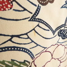 画像をギャラリービューアに読み込む, 小紋 袷 型染め クリーム色ｘエンジ色ｘ多色 エ霞に花々模様 正絹 バチ衿 仕立て上がり着物 身丈150.5cm