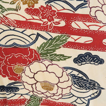 画像をギャラリービューアに読み込む, 小紋 袷 型染め クリーム色ｘエンジ色ｘ多色 エ霞に花々模様 正絹 バチ衿 仕立て上がり着物 身丈150.5cm