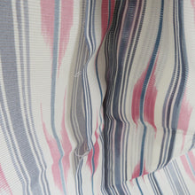 Load image into Gallery viewer, 夏着物 単衣 絽 ポリエステル 白色ｘピンク色ｘ薄青色 夏用 小紋 矢羽根模様 バチ衿 仕立て上がり 身丈158cm