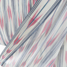 Load image into Gallery viewer, 夏着物 単衣 絽 ポリエステル 白色ｘピンク色ｘ薄青色 夏用 小紋 矢羽根模様 バチ衿 仕立て上がり 身丈158cm