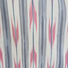 Load image into Gallery viewer, 夏着物 単衣 絽 ポリエステル 白色ｘピンク色ｘ薄青色 夏用 小紋 矢羽根模様 バチ衿 仕立て上がり 身丈158cm