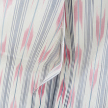 Load image into Gallery viewer, 夏着物 単衣 絽 ポリエステル 白色ｘピンク色ｘ薄青色 夏用 小紋 矢羽根模様 バチ衿 仕立て上がり 身丈158cm