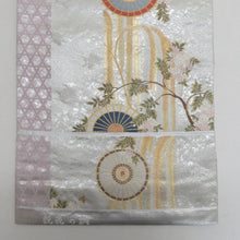 Load image into Gallery viewer, 袋帯 正絹 シルバーｘ薄紫ｘ多色 金糸銀糸 和傘に桜と藤紋様 観花の調 六通柄 シルバー系 仕立て上がり フォーマル 着物帯 長さ440cm