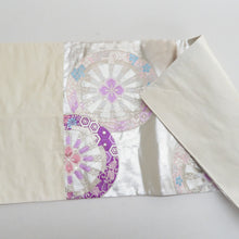 Load image into Gallery viewer, 袋帯 源氏車に四方花紋様 銀色ｘ紫色 シルバー系 六通柄 フォーマル向け 仕立て上がり 着物帯 長さ440cm