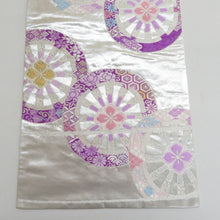 Load image into Gallery viewer, 袋帯 源氏車に四方花紋様 銀色ｘ紫色 シルバー系 六通柄 フォーマル向け 仕立て上がり 着物帯 長さ440cm