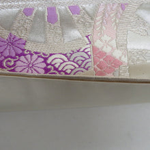 Load image into Gallery viewer, 袋帯 源氏車に四方花紋様 銀色ｘ紫色 シルバー系 六通柄 フォーマル向け 仕立て上がり 着物帯 長さ440cm