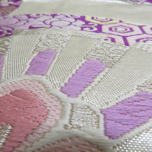 Load image into Gallery viewer, 袋帯 源氏車に四方花紋様 銀色ｘ紫色 シルバー系 六通柄 フォーマル向け 仕立て上がり 着物帯 長さ440cm