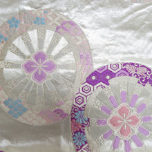 Load image into Gallery viewer, 袋帯 源氏車に四方花紋様 銀色ｘ紫色 シルバー系 六通柄 フォーマル向け 仕立て上がり 着物帯 長さ440cm