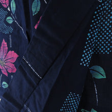 Load image into Gallery viewer, 浴衣 女性ゆかた 紺色ｘピンク色ｘ青色 花模様 コーマ地 綿 夏物 レディース 仕立て上がり 身丈157cm