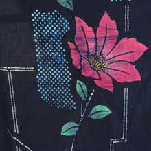 Load image into Gallery viewer, 浴衣 女性ゆかた 紺色ｘピンク色ｘ青色 花模様 コーマ地 綿 夏物 レディース 仕立て上がり 身丈157cm