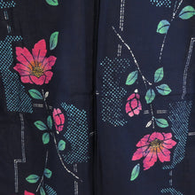 Load image into Gallery viewer, 浴衣 女性ゆかた 紺色ｘピンク色ｘ青色 花模様 コーマ地 綿 夏物 レディース 仕立て上がり 身丈157cm