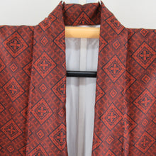 画像をギャラリービューアに読み込む, 紬 着物 アンサンブル 着物と羽織2点セット 袷 黒色ｘ赤オレンジ色 幾何学模様 広衿 カジュアルきもの 普段着物 仕立て上がり 身丈160cm