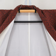 画像をギャラリービューアに読み込む, 紬 着物 アンサンブル 着物と羽織2点セット 袷 黒色ｘ赤オレンジ色 幾何学模様 広衿 カジュアルきもの 普段着物 仕立て上がり 身丈160cm