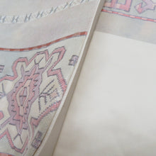 画像をギャラリービューアに読み込む, 名古屋帯 正絹 白色ｘ薄ピンク色 パステル系 お太鼓柄 幾何学模様 着物帯 カジュアル