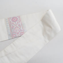 画像をギャラリービューアに読み込む, 名古屋帯 正絹 白色ｘ薄ピンク色 パステル系 お太鼓柄 幾何学模様 着物帯 カジュアル