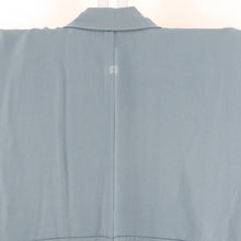 Load image into Gallery viewer, 色無地 袷 グレーブルー色 一つ紋 違い鷹の羽紋 正絹 バチ衿 作家物 落款入り 仕立て上がり着物 フォーマル 身丈154cm