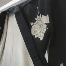 画像をギャラリービューアに読み込む, アンティーク着物 昔着物 御召 袷 正絹 バチ衿 黒×銀 薔薇 明治・大正ロマン レトロ モダン 和洋ミックス 身丈153.2cm